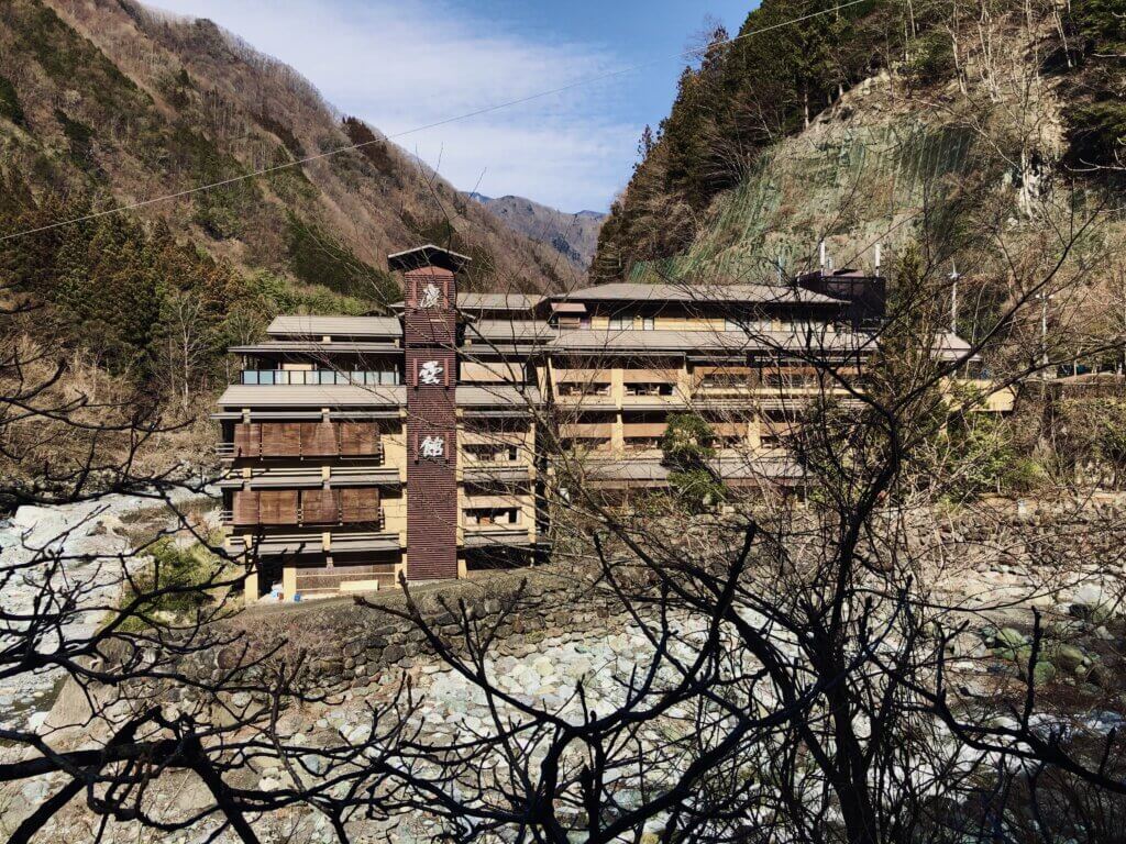 An exterior photo of "Nishiyama Onsen Keiunkan," an onsen hotel in Hayakawa, Yamanashi, taken in 2020. Founded in 705 AD, it holds the title of the oldest hotel in the world. In 2011, it was officially recognized by Guinness World Records as the world’s oldest hotel.