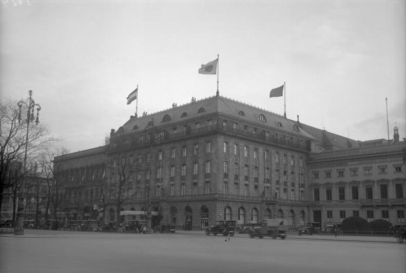 Die friedliche Lösung der Flaggenfrage auf den Berliner Hotels bei der Ankunft eines ausländischen Gastes! In der Mitte weht die Flagge des ausländischen Gastes, rechts die schwarzweissrote Flagge mit der Gösch, links die schwarzrotgoldene Flagge.