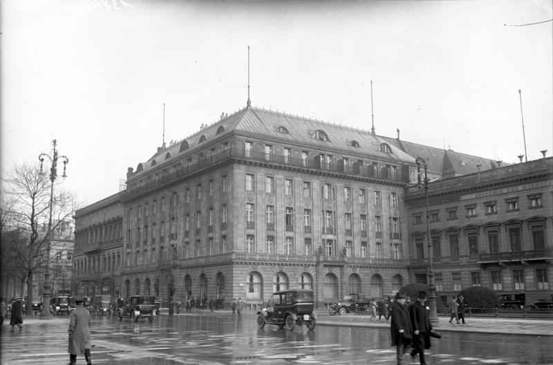 or documentary purposes the German Federal Archive often retained the original image captions, which may be erroneous, biased, obsolete or politically extreme. Luis Adlon, der Besitzer des berühmten Hotels "Adlon" in Berlin, hat jetzt die Leitung seines Unternehmens selbst übernommen !